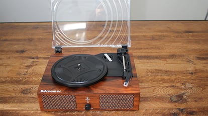 Tocadiscos sobre una mesa de madera