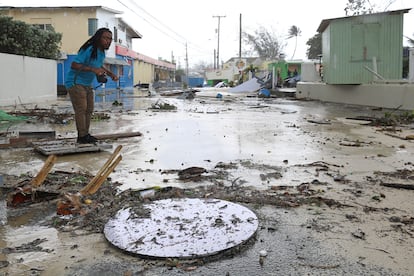 Un hombre camina por una calle llena de escombros en Bridgetown, capital de Barbados, este lunes. El huracán ha impactado con categoría 4 este lunes en Carriacou, una pequeña isla del país caribeño de Granada, con vientos de hasta 240 kilómetros por hora.