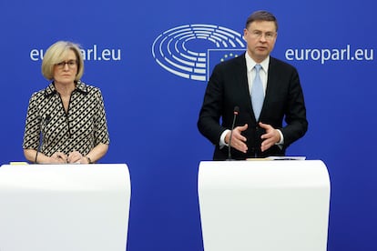 El vicepresidente de la Comisión Europea Valdis Dombrovskis y la comisaria de Servicios Financieros, Mairead McGuinness, el 18 de abril en Estrasburgo (Francia).