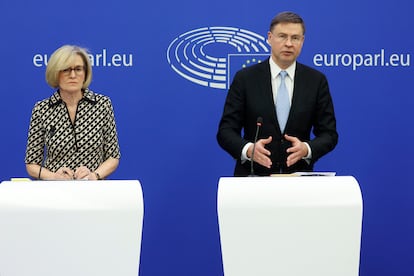 La comisaria de Servicios Financieros, Mairead McGuinnes, y el vicepresidente responsable del área económica, Valdis Dombrovskis.