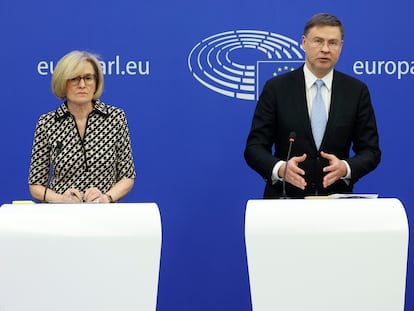 El vicepresidente de la Comisión Europea Valdis Dombrovskis y la comisaria de Servicios Financieros, Mairead McGuinness, el 18 de abril en Estrasburgo (Francia).