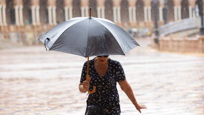 Una mujer se protege de las fuertes lluvias de la anterior dana, el domingo 3 de septiembre en Valencia.