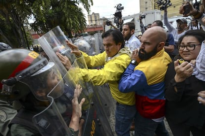 Los diputados de la oposición Carlos Paparoni (segundo por la derecha) y Carlos Paparoni (centro) se enfrentan a soldados de la Guardia Nacional frente al Tribunal Supremo de Justicia, en Caracas.