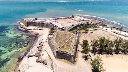 Isla de Mozambique. 
Detenida en el tiempo y surcada de calles empedradas, la encantadora Ilha de Moçambique es un lugar que hay que visitar. Con apenas tres kilómetros de largo y 500 metros de ancho, esta isla en forma de luna creciente ha desempeñado durante siglos un papel clave en el devenir de la costa oriental de África, y hoy es uno de los destinos más fascinantes de la región: mitad ciudad fantasma que está resurgiendo lentamente, mitad animada comunidad pesquera, es un sitio excepcional que invita a pasear sin rumbo. Esparcidos por toda la isla, hay señales de un pasado extraordinario: un museo ubicado en el palacio de un antiguo gobernador, imponentes fortalezas de piedra, iglesias, mezquitas y templos hindúes. Es el tipo de lugar donde se escuchan los gritos de los pescadores vendiendo su captura en los mercados antes de bajar para ver los ‘dhows’ debajo de una palmera en arenas blancas o desde las aguas poco profundas de un mar turquesa.
Gracias a su ubicación, en una de las principales rutas comerciales del mundo antiguo y, a pesar de su tamaño diminuto, fue un importante centro de construcción de barcos desde el siglo XV. Comerciantes y emisarios de los puertos históricos de los centros de poder del Índico llegaron aquí para hacer negocios. Tan relevante fue la ubicación que la isla cobró importancia a pesar de no tener agua dulce; incluso actualmente el agua se canaliza desde el continente africano. Hoy su principal atractivo es el mosaico arquitectónico, el sonido de las campanas de la iglesia y la llamada a la oración del muecín, su curri caliente de influencias culinarias de todo el mundo de habla portuguesa y suajili que hablan del microcosmos que siempre ha sido la costa del Índico. 
