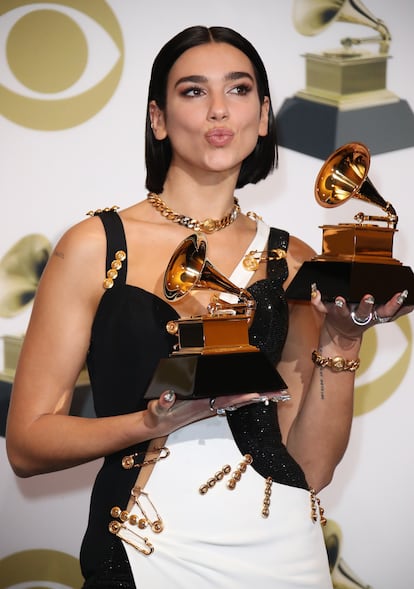 Dua Lipa posa con sus dos premios grammy (mejor nueva artista y mejor grabación dance) el pasado 12 de febrero.