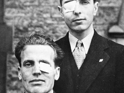 Arriba, Alex Forbes y Walter Hellund, canadienses heridos en España. Abajo, un brigadista en el frente en 1938.