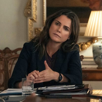 Keri Russell y Ato Essandoh, en una imagen de la serie 'La diplomática'.