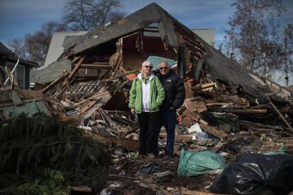 Sheila y Dominic Traina posan entre los restos de su casa en la que han vivido desde hace 43 años.
