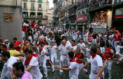 Corredores participan en el sexto encierro de Sanfermines, el 12 de julio de 2018. 