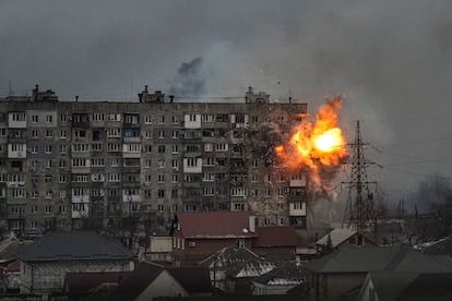 Un edificio de apartamentos alcanzado por un tanque ruso, el 11 de marzo de 2022 en Mariupol (Ucrania).