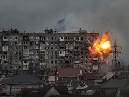 Un edificio de apartamentos alcanzado por un tanque ruso, el 11 de marzo de 2022 en Mariupol (Ucrania).