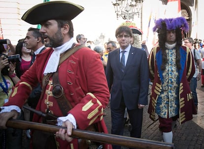 Carles Puigdemont amb membres de la Coronela i els Miquelets.