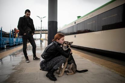 Violetta Khadasevich besa a su perro 'Mike' en el andén de Badajoz antes de subir con su marido, Serguei Dzemikhov, al tren que les llevará junto a otros refugiados de la guerra en Ucrania hasta Lisboa.