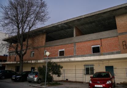 Edificio que será demolido para levantar las tres plantas del hospital. Debajo irá el gigantesco aparcamiento de 800 plazas.  