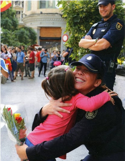 Fotografía utilizada en la felicitación navideña del director de la Policía Nacional.