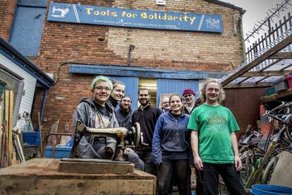 John y Stephen Wood (primero y segundo por la derecha), fundadores de la Tools for Solidarity, junto a voluntarios en el taller en Belfast.