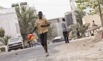 La federación española pretende impulsar una liga escolar en este centro de Dakar y suministra el material para el juego.