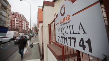 Un cartel de se alquila en las calles de Madrid.