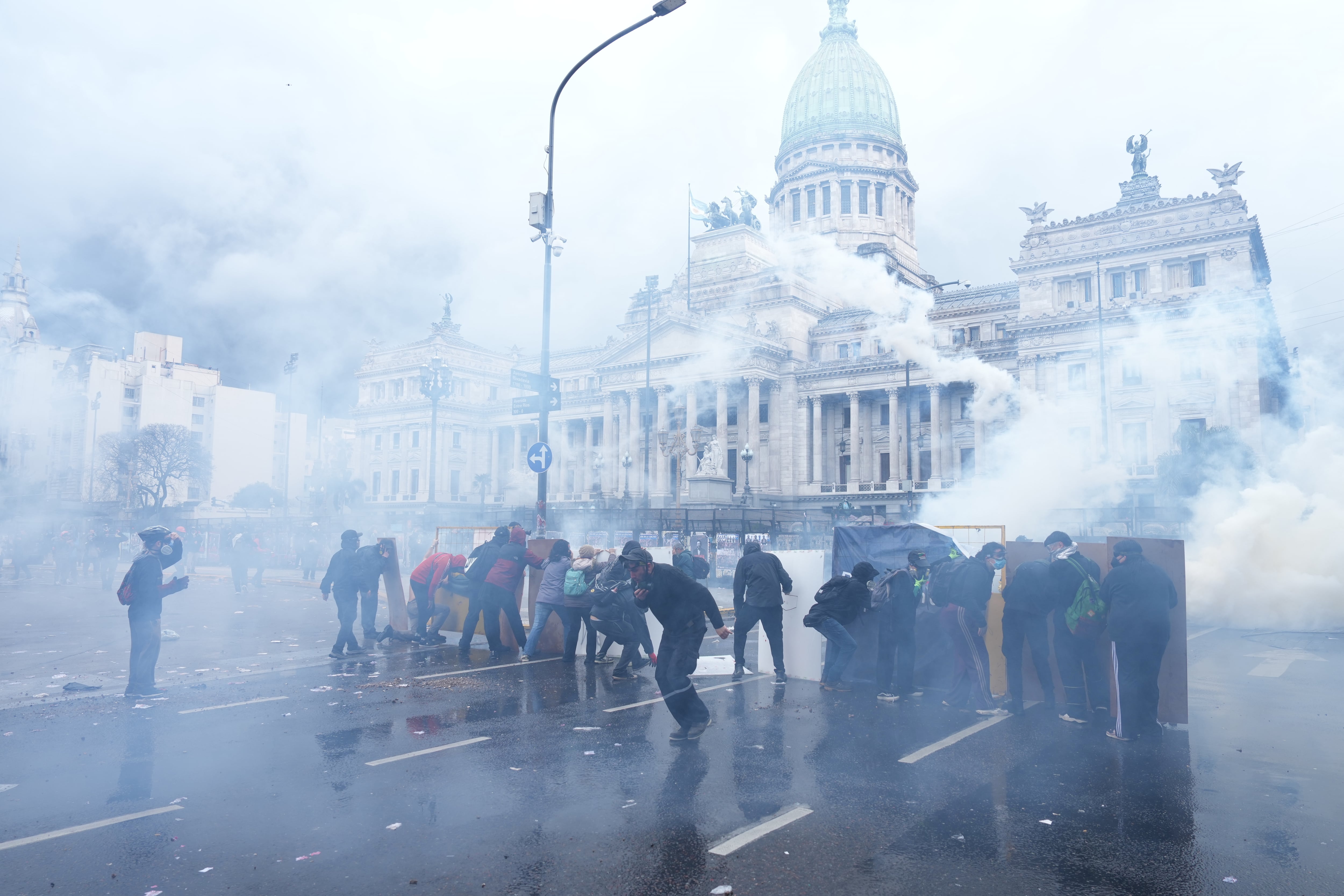 Una masiva marcha universitaria contra el Gobierno de Milei termina con represión policial