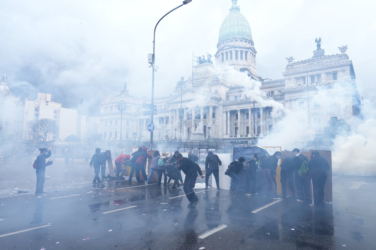 Una masiva marcha universitaria contra el Gobierno de Milei termina con represión policial