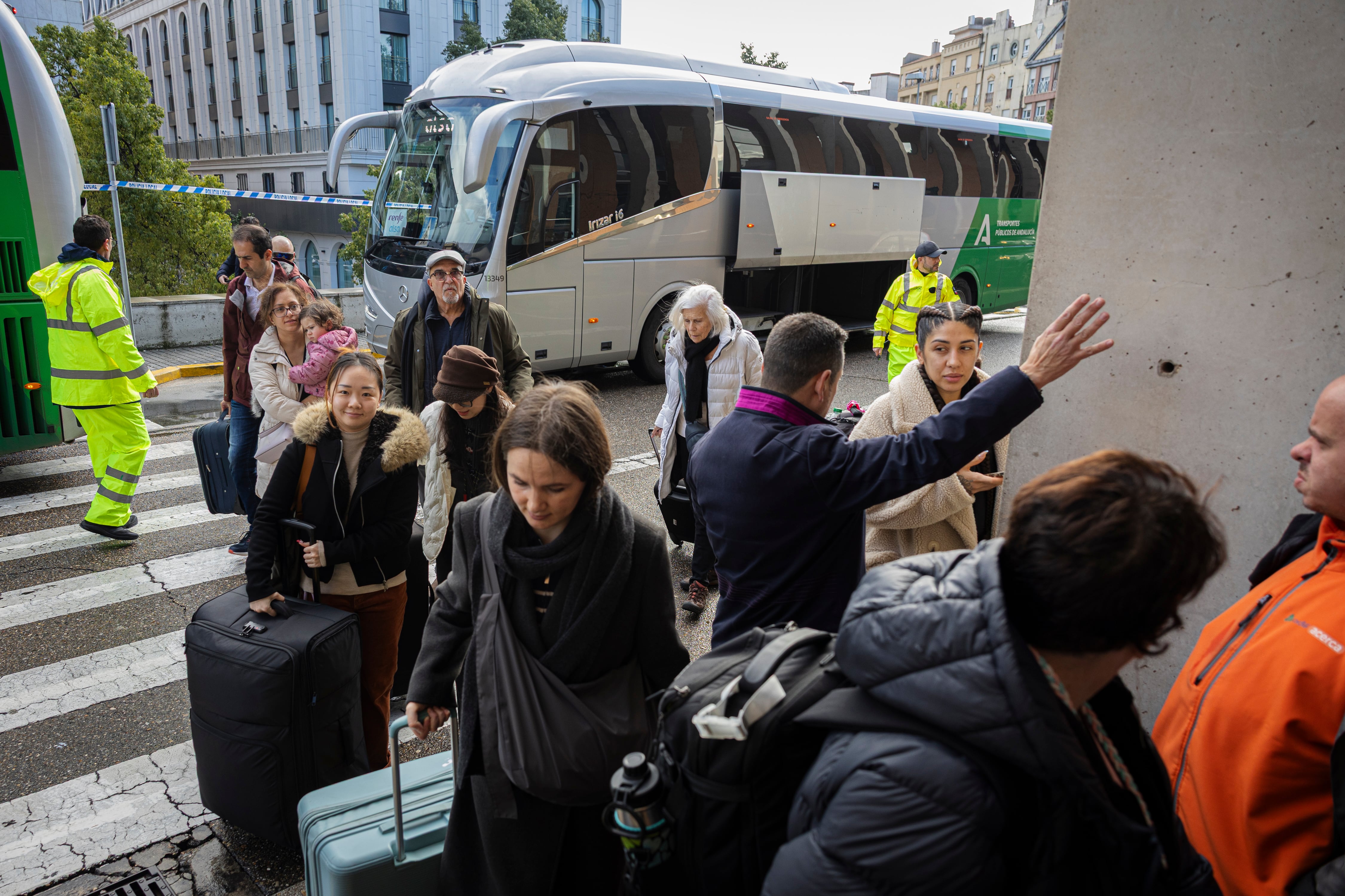 Pasajeros de un AVE, recogidos por un servicio especial de autobuses en Villanueva de Córdoba por un corte en el servicio, a su llegada a la estación de Córdoba.