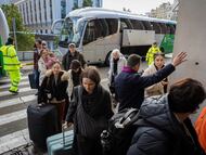 Clientes de Renfe pasando del tren al autobús en Villanueva de Córdoba durante el corte de la línea Madrid-Sevilla por el accidente de Adamuz (Córdoba).