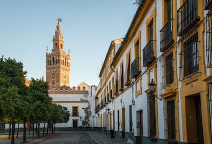 La Giralda de Sevilla desde el patio del Alcázar.