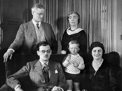 James Joyce, arriba a la izquierda, retratado junto a su familia. Arriba, su mujer Nora Barnacle, y abajo, su hijo Giorgio Joyce con su mujer, Helen, y el hijo de ambos, Stephen Joyce.