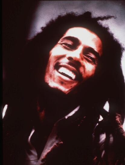 6. Bob Marley falleció de cáncer en 1981, pero el músico sigue generando beneficios. Eso sí, según la publicación los 21 millones de dólares (unos 19 millones de euros) que ha ganado en los últimos meses no se deben tanto a la venta de sus discos sino a las compras de todos los productos de merchandising que tienen al músico jamaicano como protagonista.