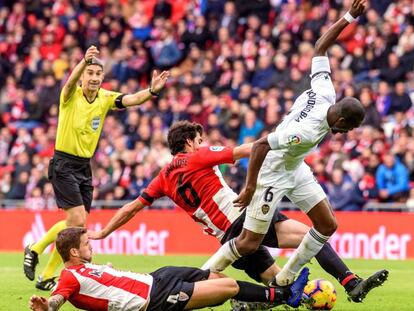 Kondogbia cae por la entrada de Iñigo Martínez y San José.