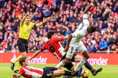 Kondogbia cae por la entrada de Iñigo Martínez y San José.