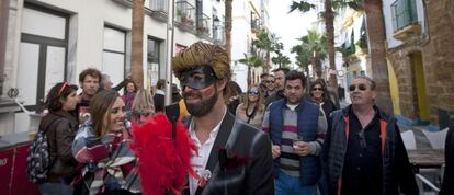 Vecinos y visitantes de Cádiz, durante el Carnaval, este fin de semana.