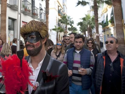 Vecinos y visitantes de Cádiz, durante el Carnaval, este fin de semana.