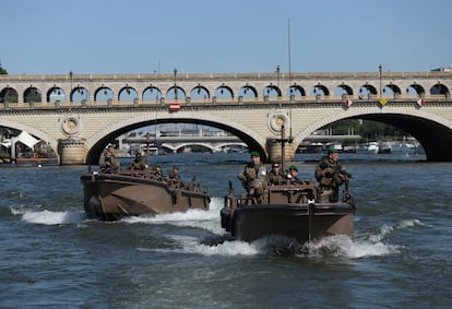 Soldados patrullan el río Sena, el miércoles 17 de julio de 2024 en París. Las fuerzas armadas francesas realizaron una demostración de las medidas de seguridad previstas, tanto dentro como fuera del agua.