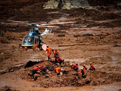 Bombeiros trabalham no resgate de corpos após rompimento de barragem da Vale em Brumadinho.