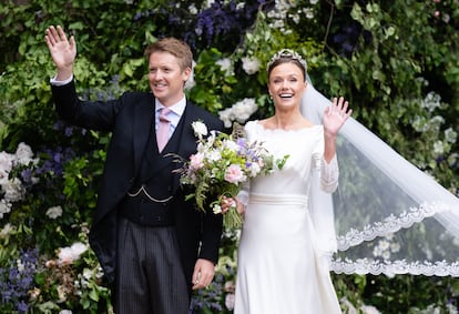 Los duques de Westminster, Hugh y Olivia, el 7 de junio de 2024, tras su ceremonia de boda en Chester (Inglaterra).