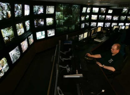 Sala subterránea de control por circuito cerrado de televisión de las calles de la zona central de Londres.