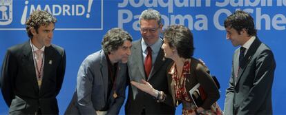 De izquierda a derecha, José Tomás, Joaquín Sabina, Alberto Ruiz-Gallardón, Paloma O'Shea y Raúl, tras recibir las medallas de oro en el Ayuntamiento de Madrid.