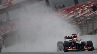 Grosjean rueda sobre el asfalto mojado.