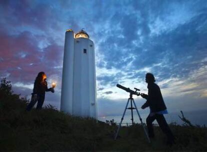 El faro de Gorliz (un proyecto de Mariano Navas y Enrique Martínez Tercero, terminado en 1992) se sitúa en el vizcaíno cabo Villano, al que se accede por una carretera peatonal de dos kilómetros.