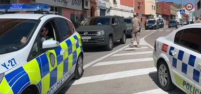 Agentes de la Policía Local y Nacional y efectivos del Ejército realizan un control durante el estado de alarma en Algeciras.