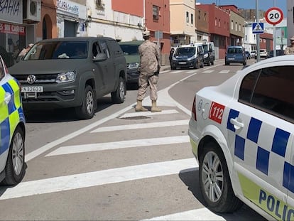 Agentes de la Policía Local y Nacional y efectivos del Ejército realizan un control durante el estado de alarma en Algeciras.