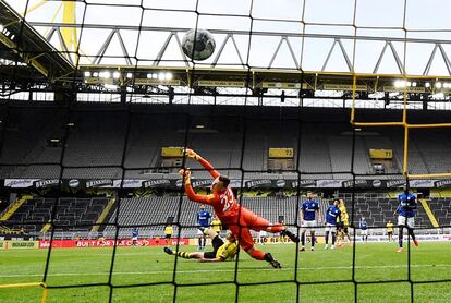 El lateral izquierdo portugués del Dortmund Raphael Guerreiro marca uno de los goles frente al Schalke 04.