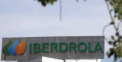 Logotipo de Iberdrola en su sede operativa en Madrid. 