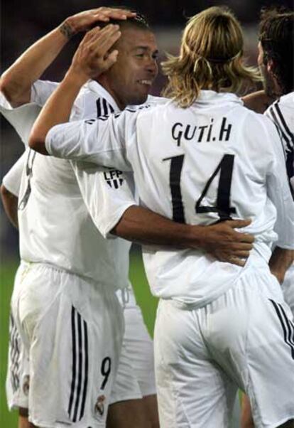 Ronaldo agradece a Guti el pase del segundo gol.