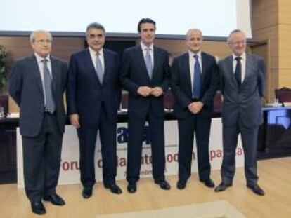 El ministro de Industria José Manuel Soria (c), acompañado de sus predecesores en el cargo, José Montilla (i), Miguel Sebastián (2d), y Josep Piqué (d), junto al presidente del Consejo de Administración de Seat, Francisco Javier García Sanz (2d), premiado como personaje del automóvil por la Asociación de Profesionales de la Automoción (ASEPA), en un acto celebrado hoy en Madrid.