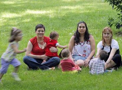 Pilar Hernández, Nuria Santos y Carmen Cifredo, de la asociación Madres Solteras por Elección, con sus hijos