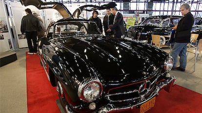 Algunos de los coches expuestos en Retromóvil, en el Pabellón de Cristal de la Casa de Campo.