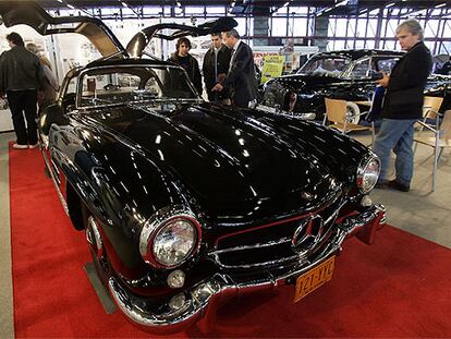 Algunos de los coches expuestos en Retromóvil, en el Pabellón de Cristal de la Casa de Campo.