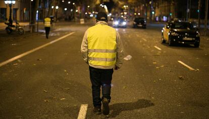 Un taxista camina per la Gran Via després de desconvocar-se la vaga.